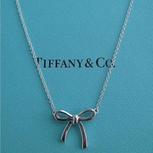 🎀 Tiffany&Co. retired classic bow necklace
